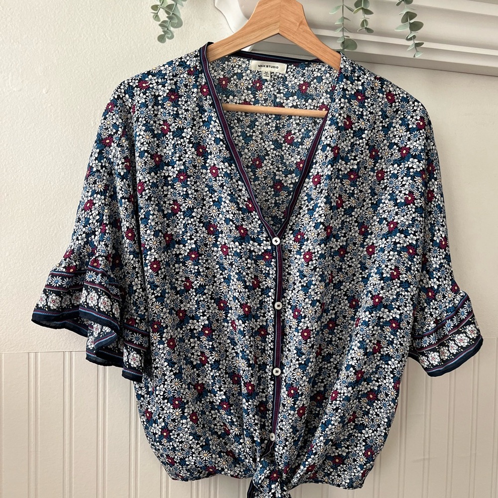 MAX STUDIO  Front Tie Blouse / Blue Floral / Whimsy / Romantic / Medium / Summer